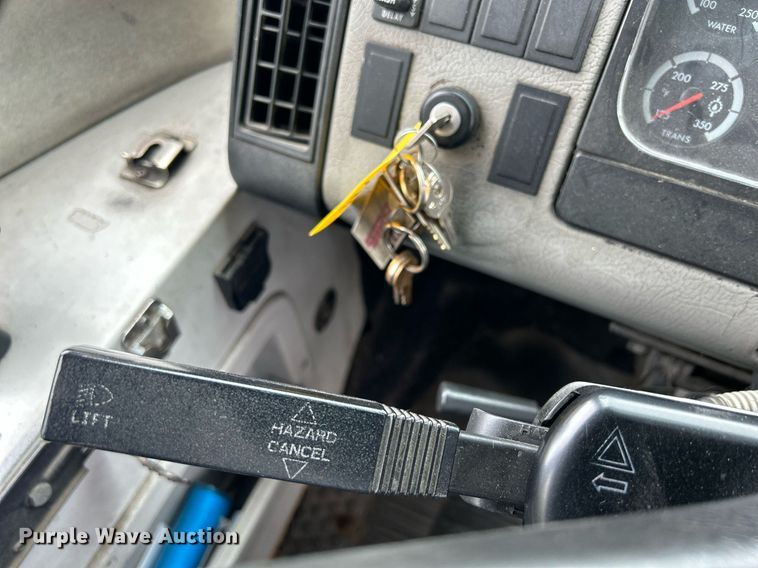 image for item DR4579 2003 Freightliner FB65  shuttle bus