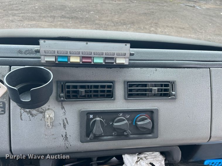 image for item DR4579 2003 Freightliner FB65  shuttle bus