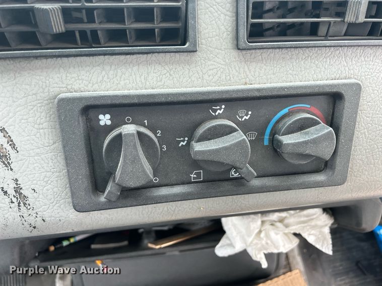 image for item DR4579 2003 Freightliner FB65  shuttle bus