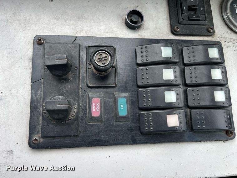 image for item DR4579 2003 Freightliner FB65  shuttle bus