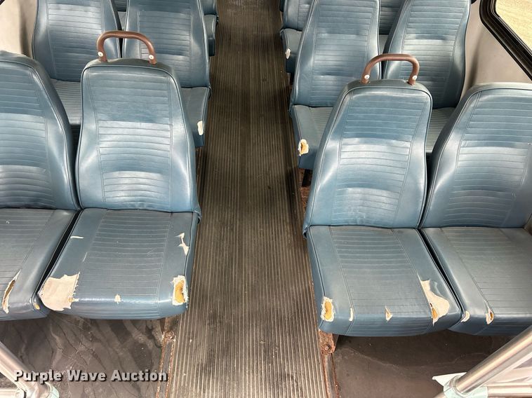 image for item DR4579 2003 Freightliner FB65  shuttle bus