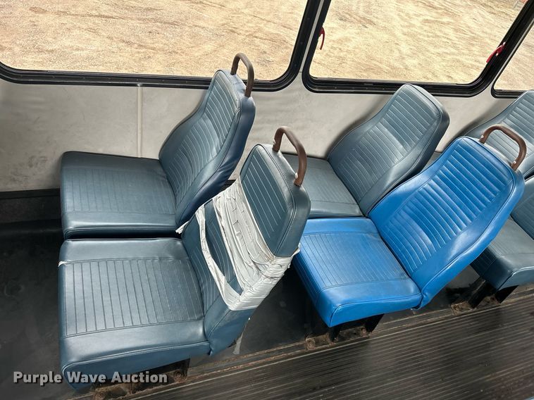 image for item DR4579 2003 Freightliner FB65  shuttle bus