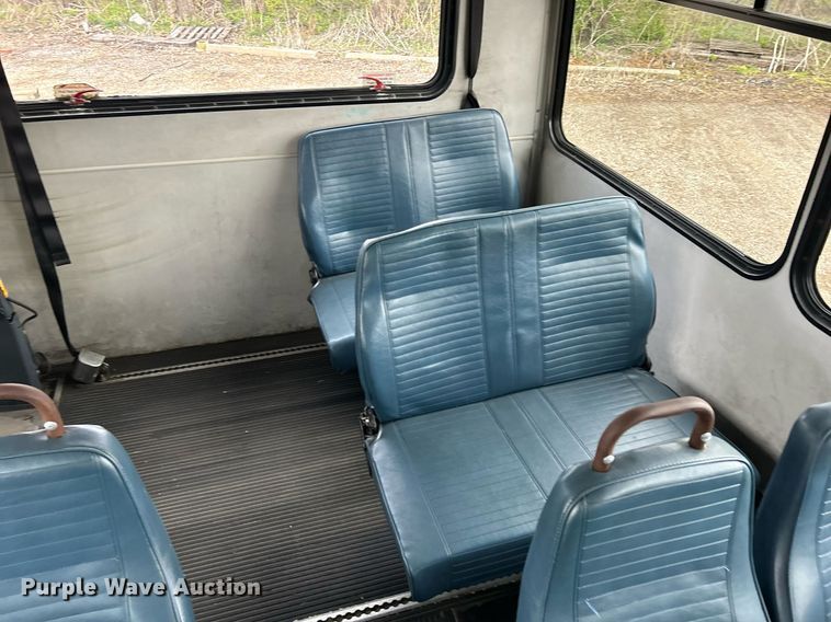 image for item DR4579 2003 Freightliner FB65  shuttle bus