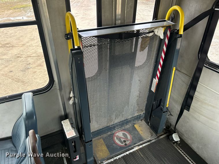 image for item DR4579 2003 Freightliner FB65  shuttle bus