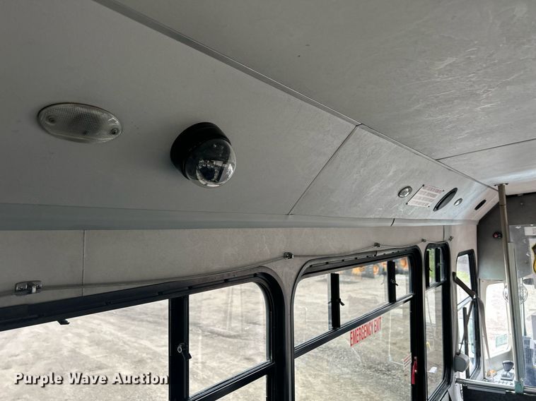 image for item DR4579 2003 Freightliner FB65  shuttle bus