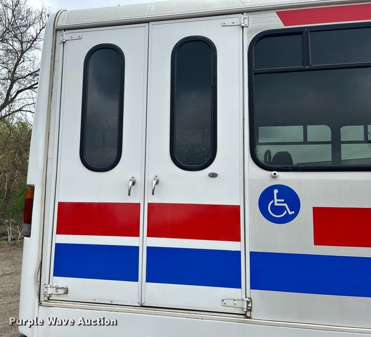 image for item DR4579 2003 Freightliner FB65  shuttle bus