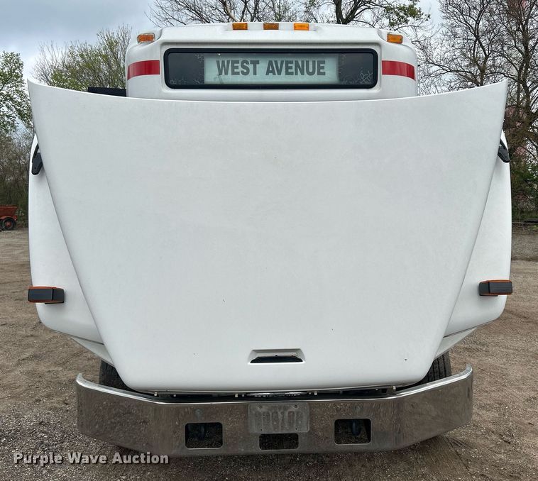 image for item DR4579 2003 Freightliner FB65  shuttle bus