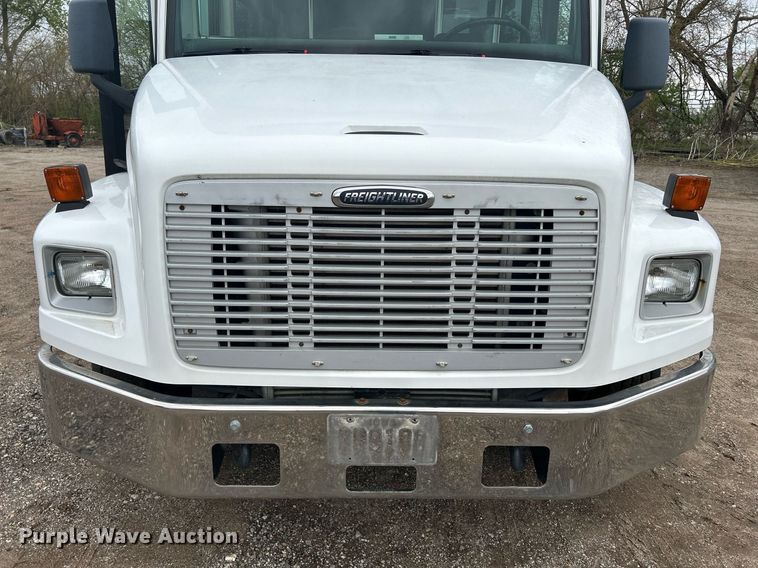 image for item DR4579 2003 Freightliner FB65  shuttle bus