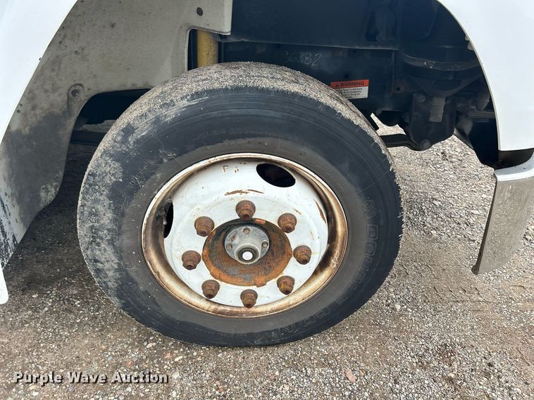 image for item DR4579 2003 Freightliner FB65  shuttle bus