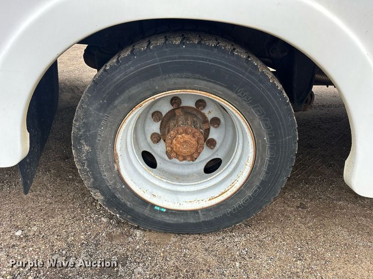 image for item DR4579 2003 Freightliner FB65  shuttle bus