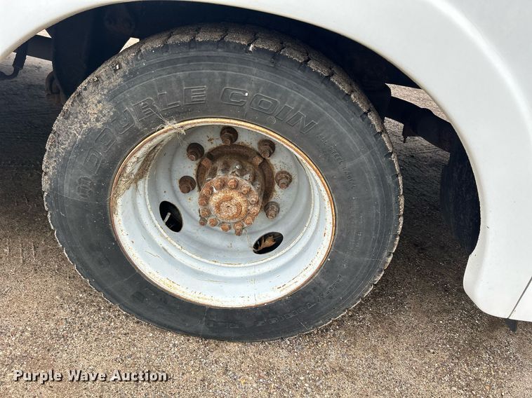 image for item DR4579 2003 Freightliner FB65  shuttle bus