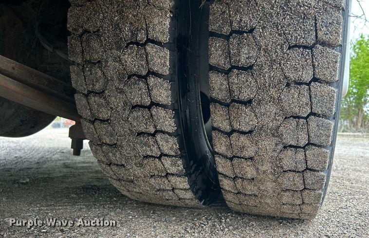 image for item DR4579 2003 Freightliner FB65  shuttle bus