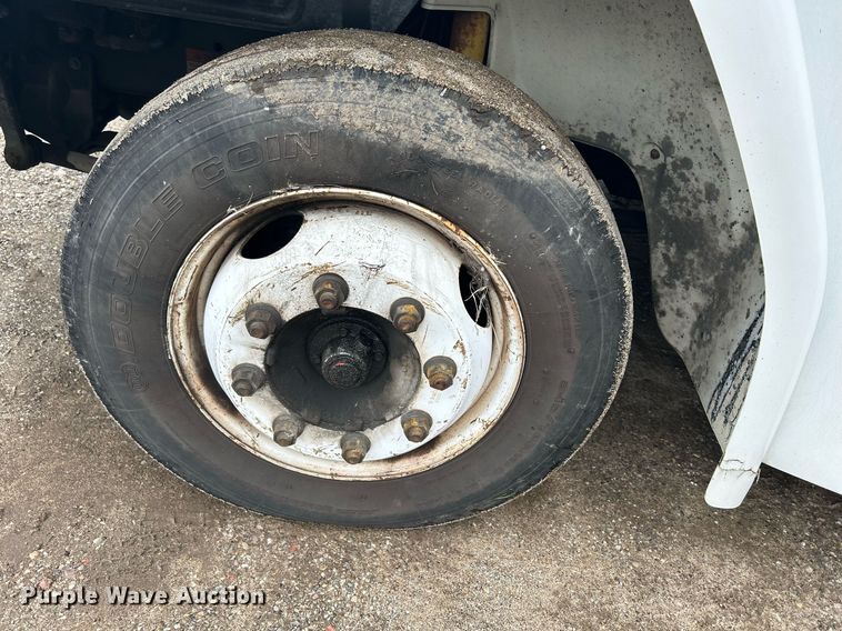 image for item DR4579 2003 Freightliner FB65  shuttle bus