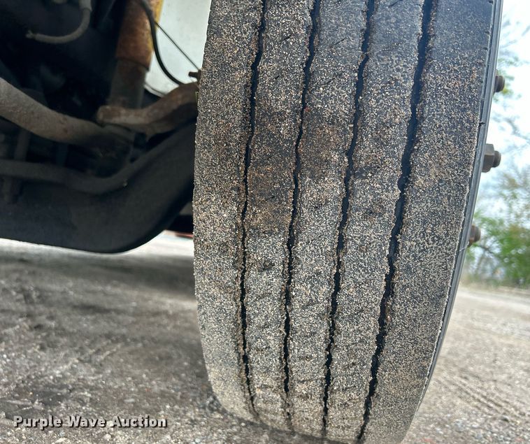 image for item DR4579 2003 Freightliner FB65  shuttle bus