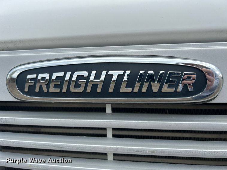 image for item DR4579 2003 Freightliner FB65  shuttle bus