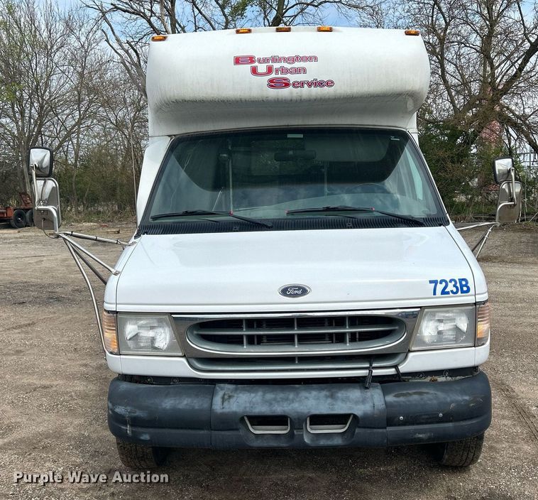 image for item DR4580 2001 Ford E350  shuttle bus