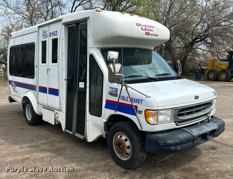 image for item DR4580 2001 Ford E350  shuttle bus