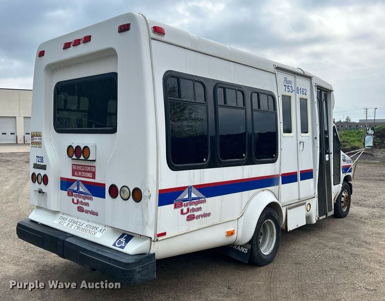 image for item DR4580 2001 Ford E350  shuttle bus