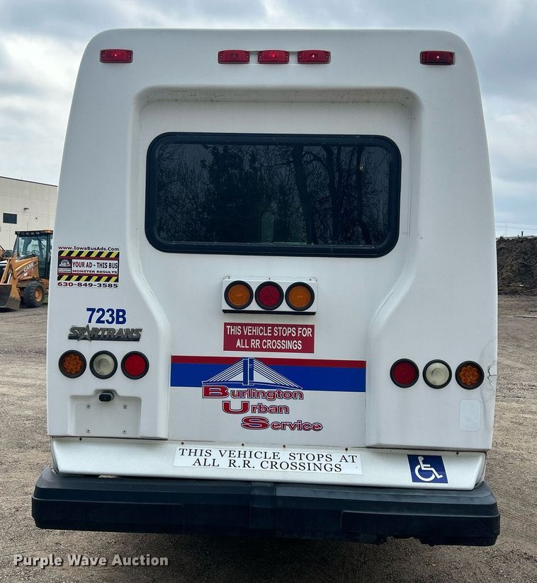 image for item DR4580 2001 Ford E350  shuttle bus