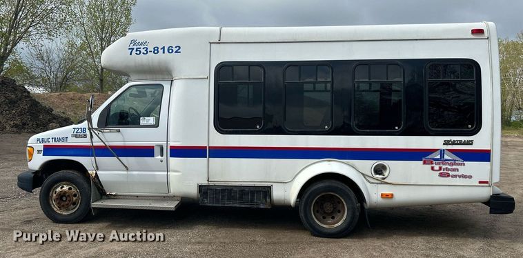image for item DR4580 2001 Ford E350  shuttle bus