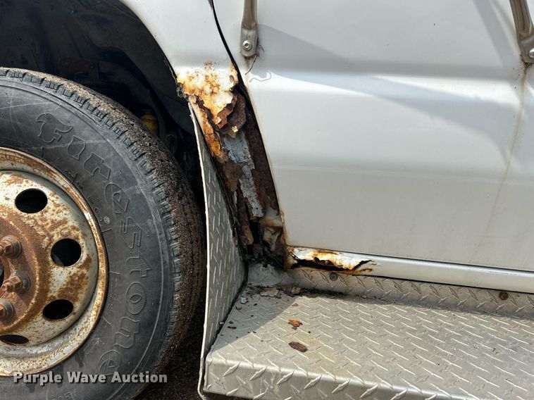 image for item DR4580 2001 Ford E350  shuttle bus