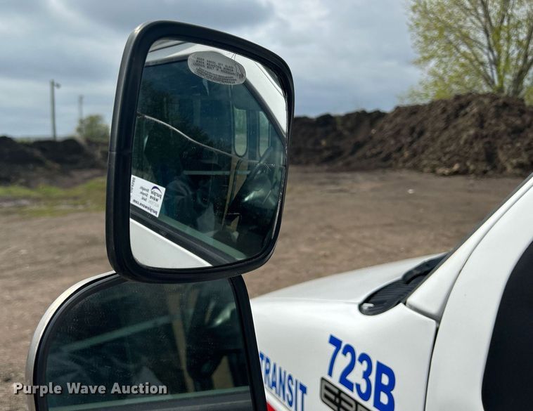 image for item DR4580 2001 Ford E350  shuttle bus