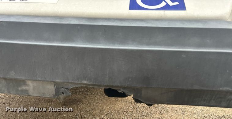 image for item DR4580 2001 Ford E350  shuttle bus