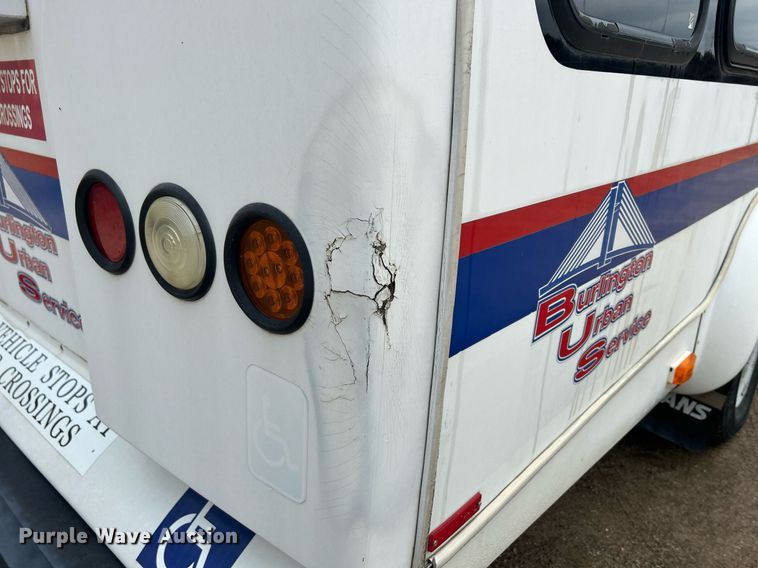 image for item DR4580 2001 Ford E350  shuttle bus