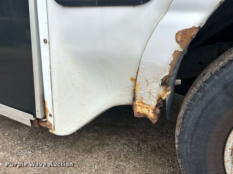 image for item DR4580 2001 Ford E350  shuttle bus