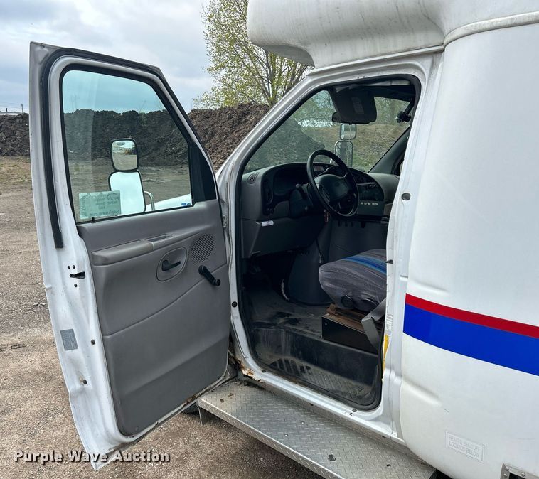 image for item DR4580 2001 Ford E350  shuttle bus