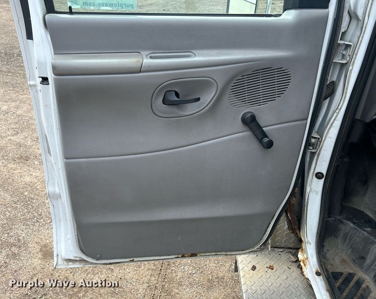 image for item DR4580 2001 Ford E350  shuttle bus