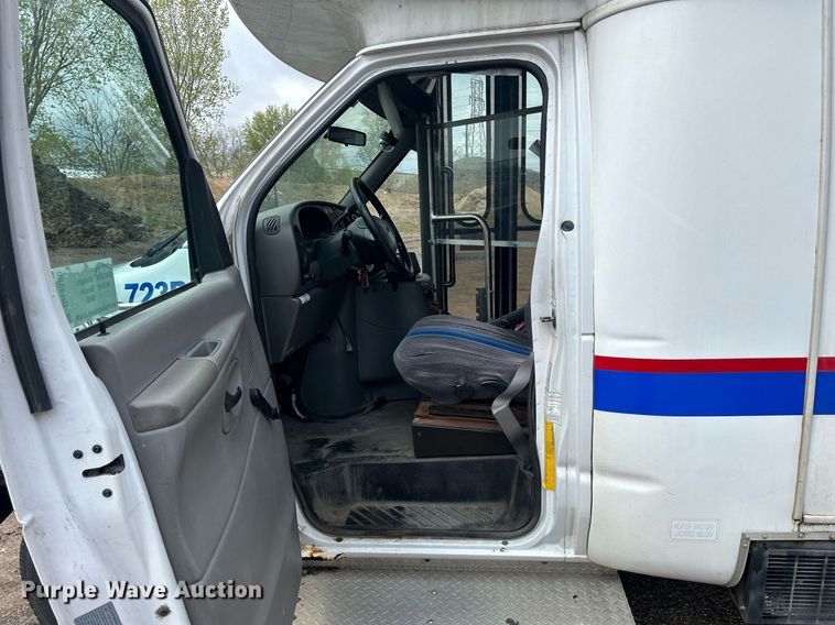 image for item DR4580 2001 Ford E350  shuttle bus