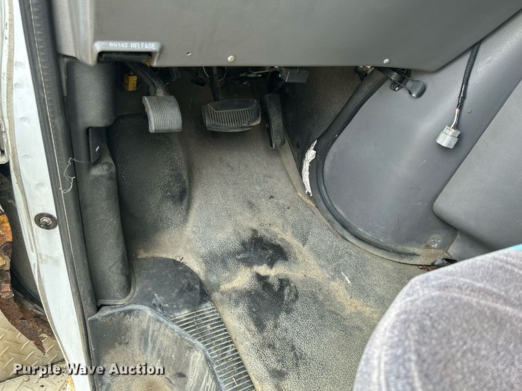 image for item DR4580 2001 Ford E350  shuttle bus