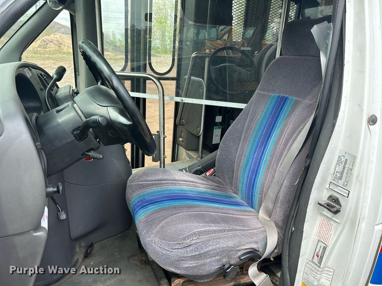 image for item DR4580 2001 Ford E350  shuttle bus