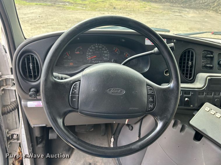image for item DR4580 2001 Ford E350  shuttle bus