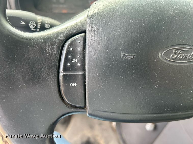 image for item DR4580 2001 Ford E350  shuttle bus