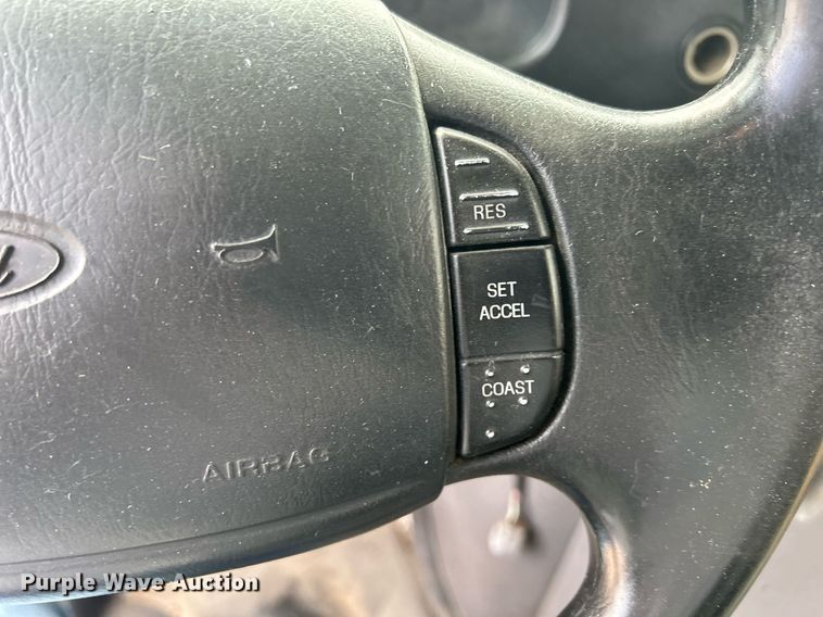 image for item DR4580 2001 Ford E350  shuttle bus