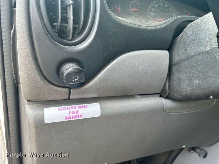 image for item DR4580 2001 Ford E350  shuttle bus