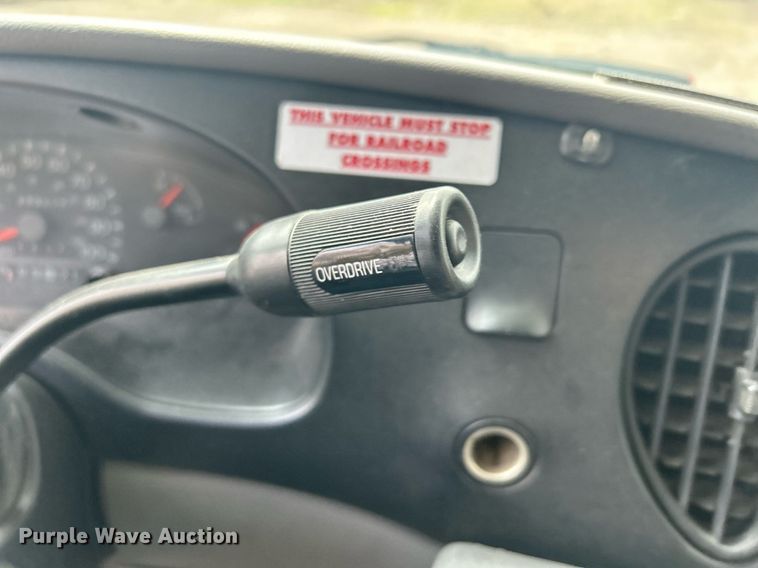 image for item DR4580 2001 Ford E350  shuttle bus