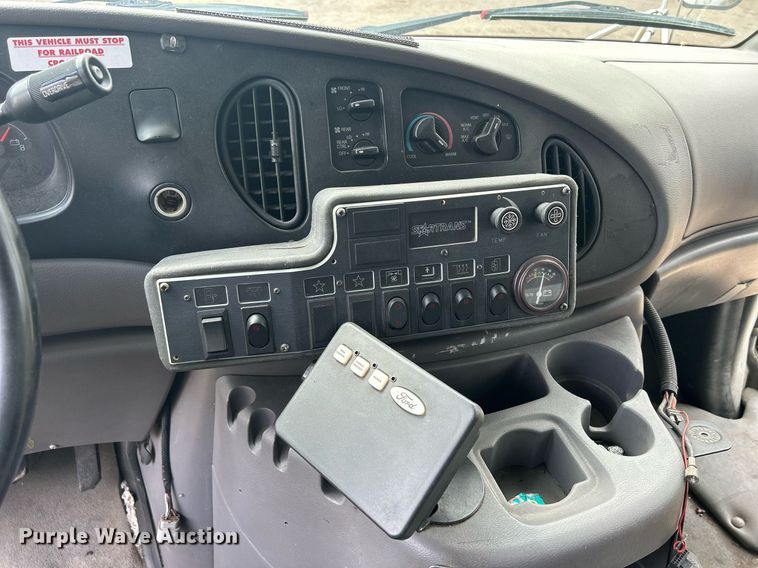 image for item DR4580 2001 Ford E350  shuttle bus
