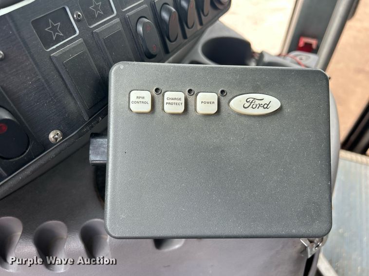 image for item DR4580 2001 Ford E350  shuttle bus