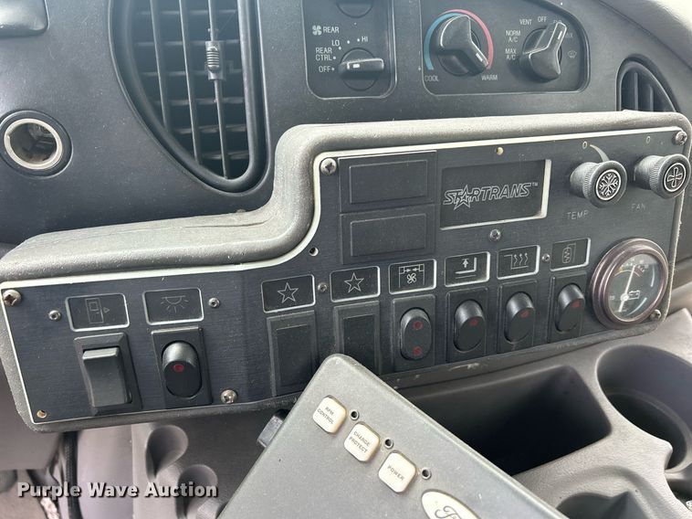 image for item DR4580 2001 Ford E350  shuttle bus