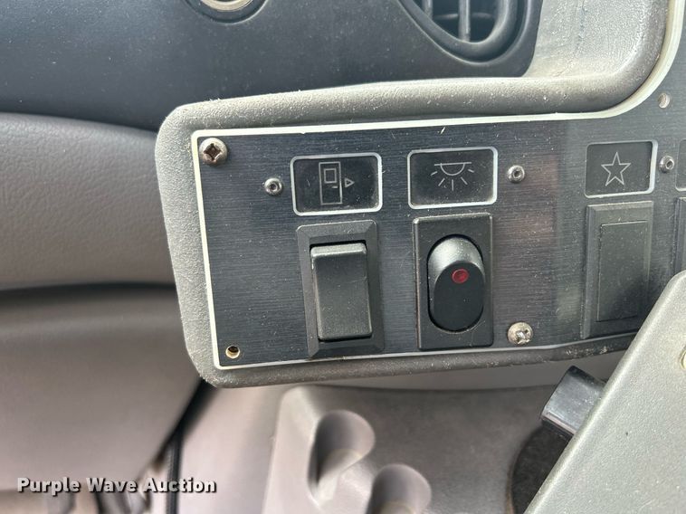 image for item DR4580 2001 Ford E350  shuttle bus