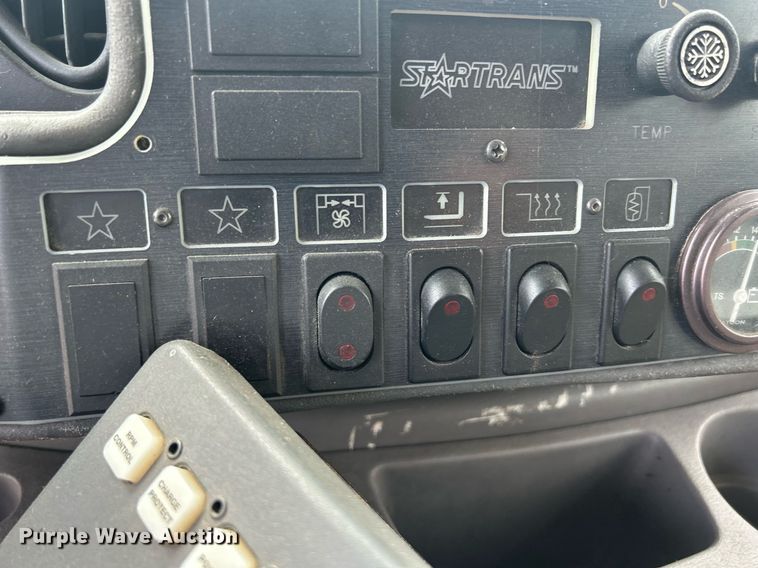 image for item DR4580 2001 Ford E350  shuttle bus