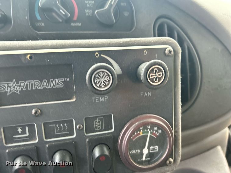 image for item DR4580 2001 Ford E350  shuttle bus