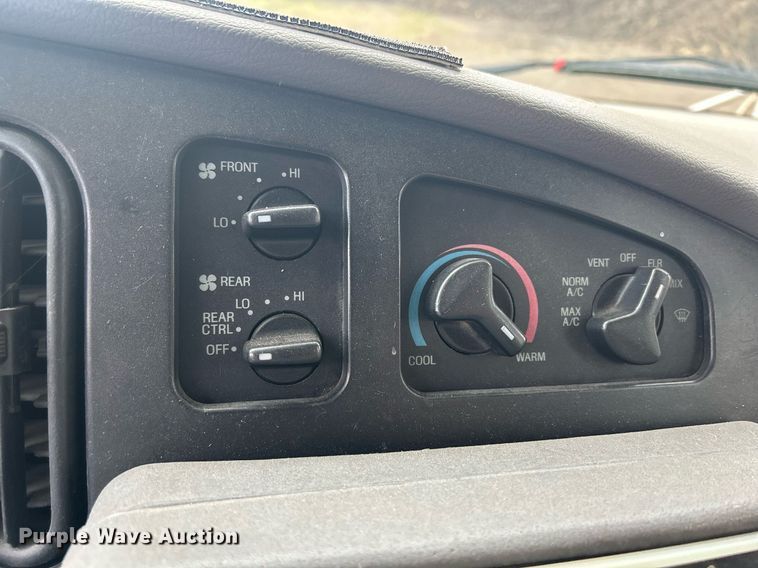 image for item DR4580 2001 Ford E350  shuttle bus