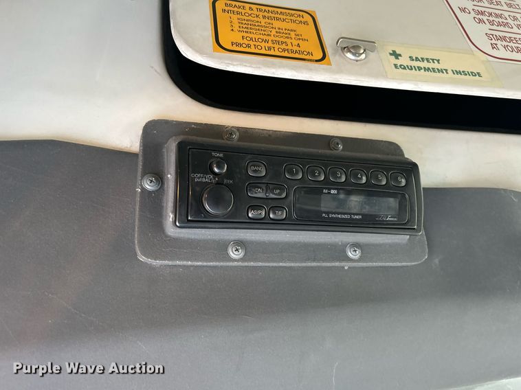 image for item DR4580 2001 Ford E350  shuttle bus