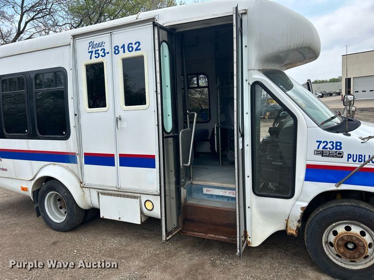 image for item DR4580 2001 Ford E350  shuttle bus