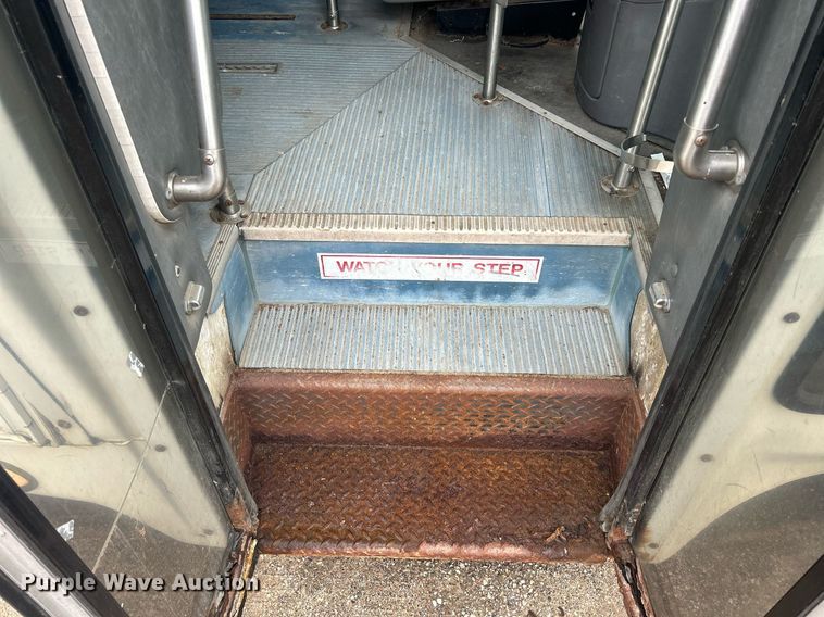 image for item DR4580 2001 Ford E350  shuttle bus