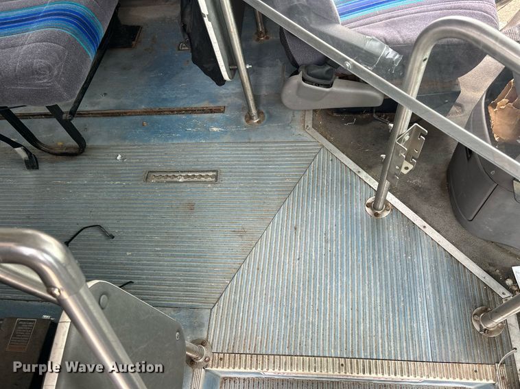 image for item DR4580 2001 Ford E350  shuttle bus